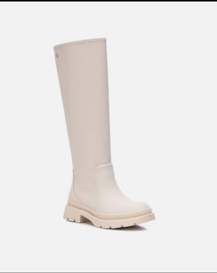 stivali alti XTY da donna color crema con suola carrarmato.