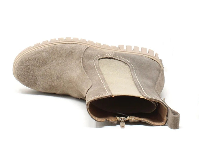 Stivaletto Donna Cinzia Soft Beige in Pelle Scamosciata con Inserto Elastico e Suola Carrarmato