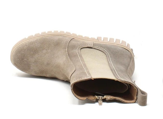 Stivaletto Donna Cinzia Soft Beige in Pelle Scamosciata con Inserto Elastico e Suola Carrarmato Cinzia soft colore Beige - SculcoScarpe