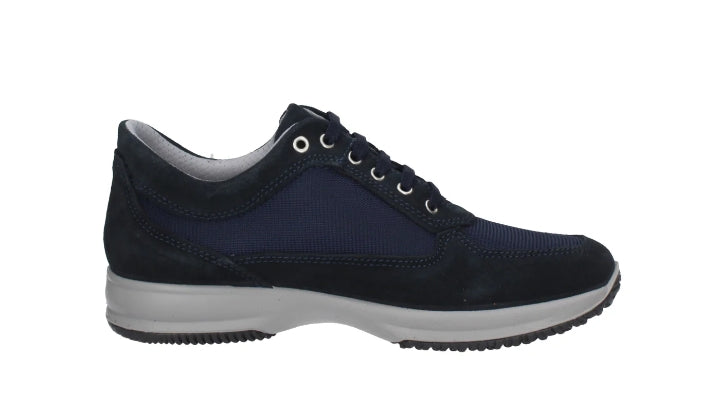 sneakers Imac in pelle scamosciata blu navy e tessuto a rete, con suola grigia chiara.