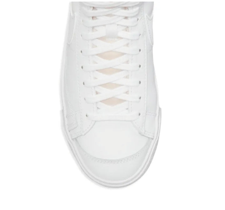 Nike Blazer Mid '77 unisex in pelle bianca.