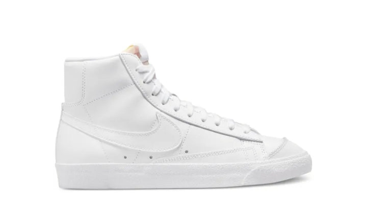Nike Blazer Mid '77 unisex in pelle bianca.